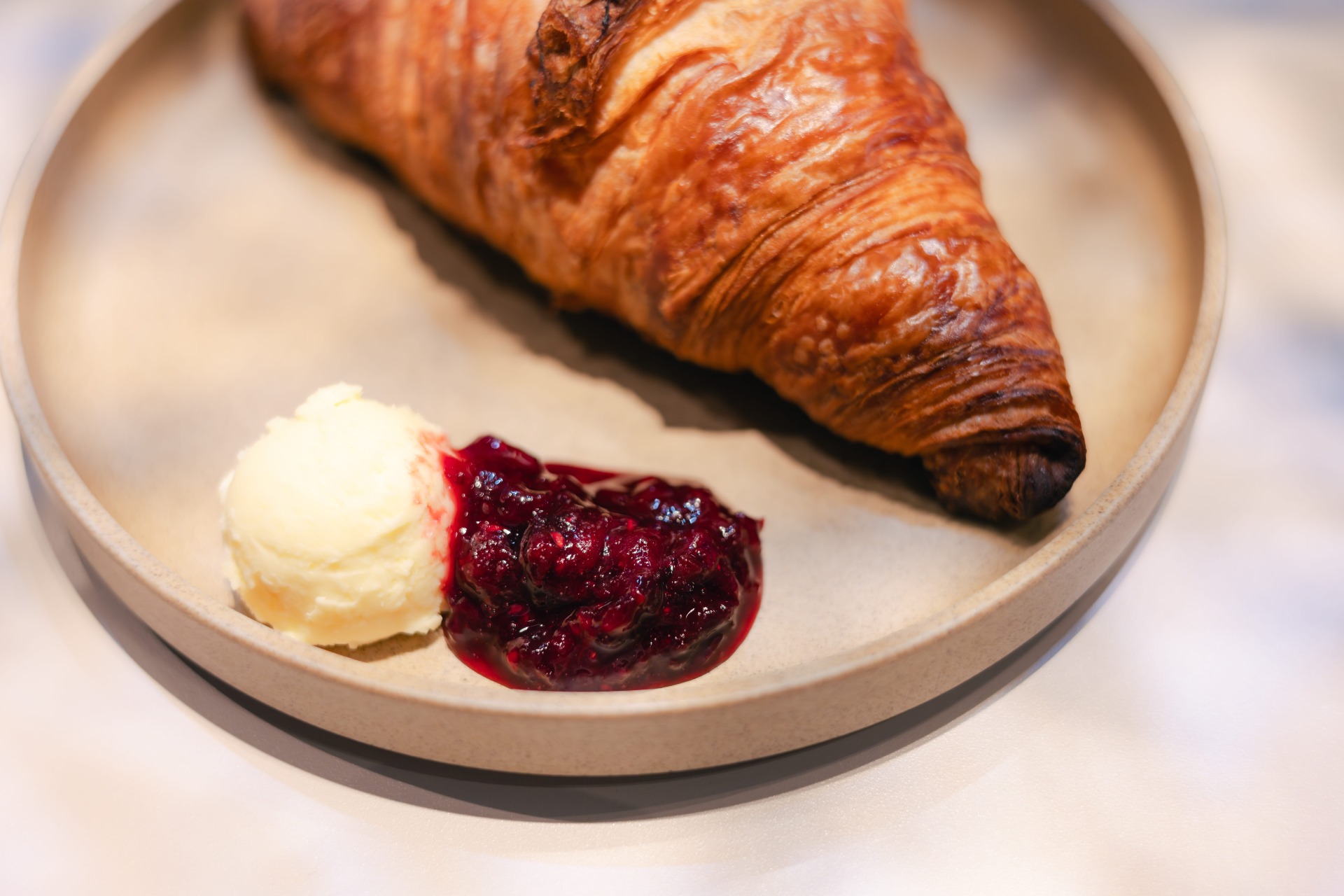 スイーツづくりで余った果物を加工したジャムとクロワッサン