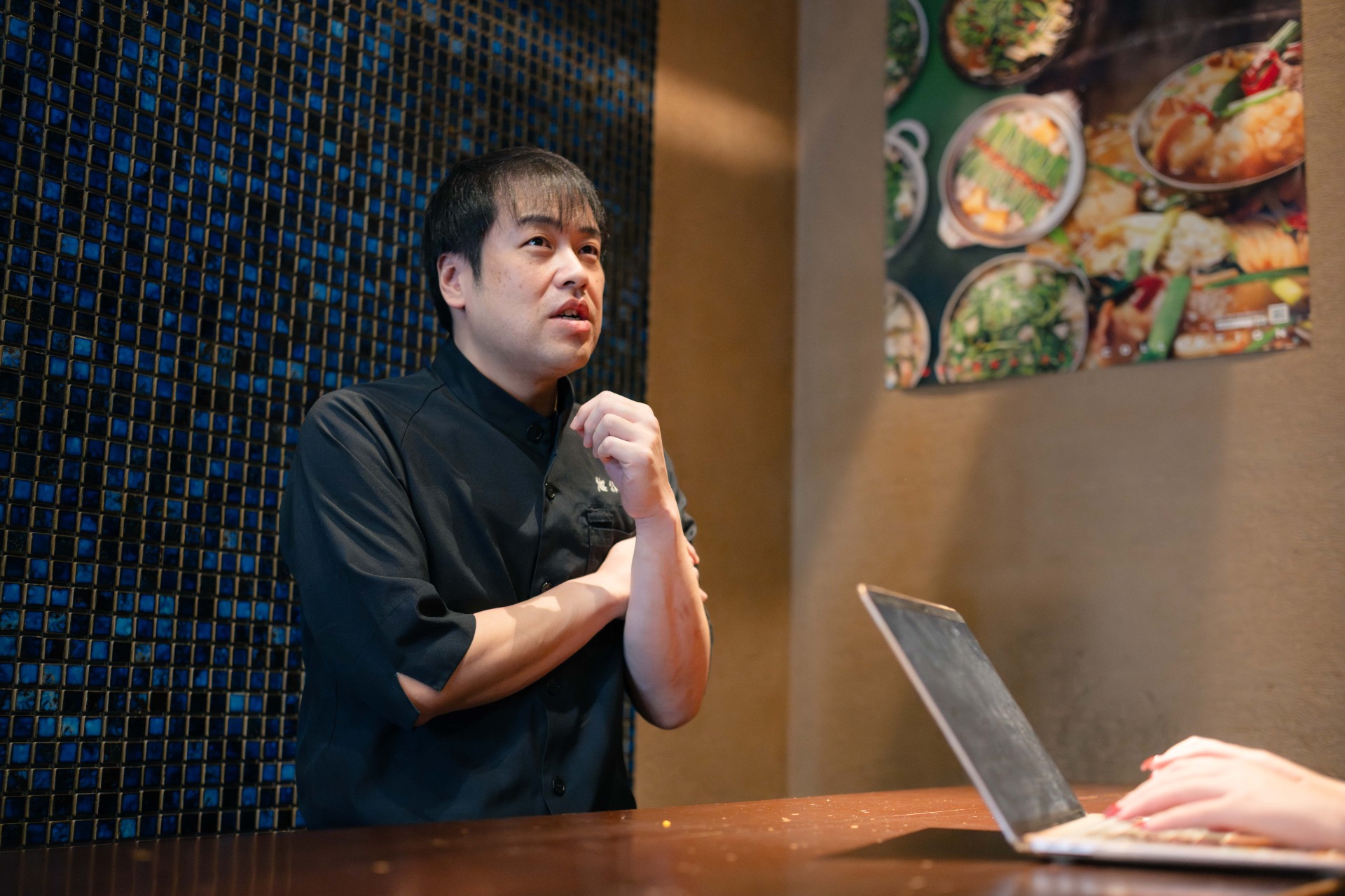 越後屋店主が取材を受けている様子