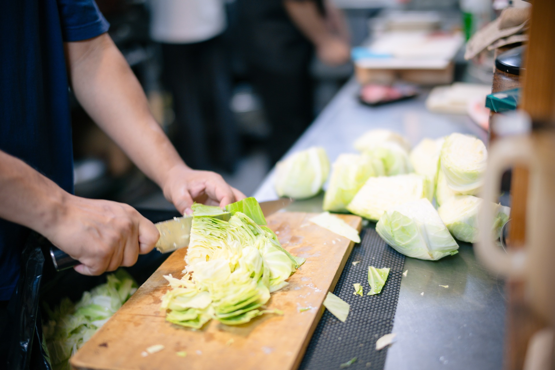 キャベツを切っている様子