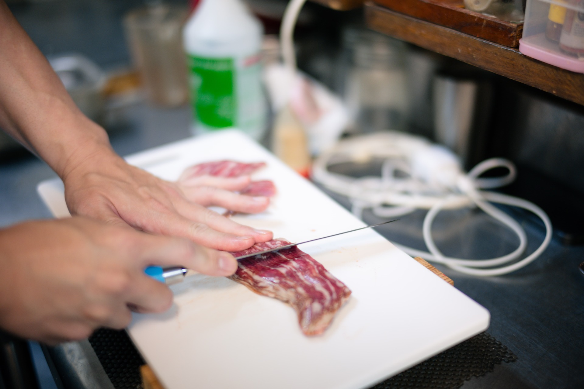 肉を切っている様子
