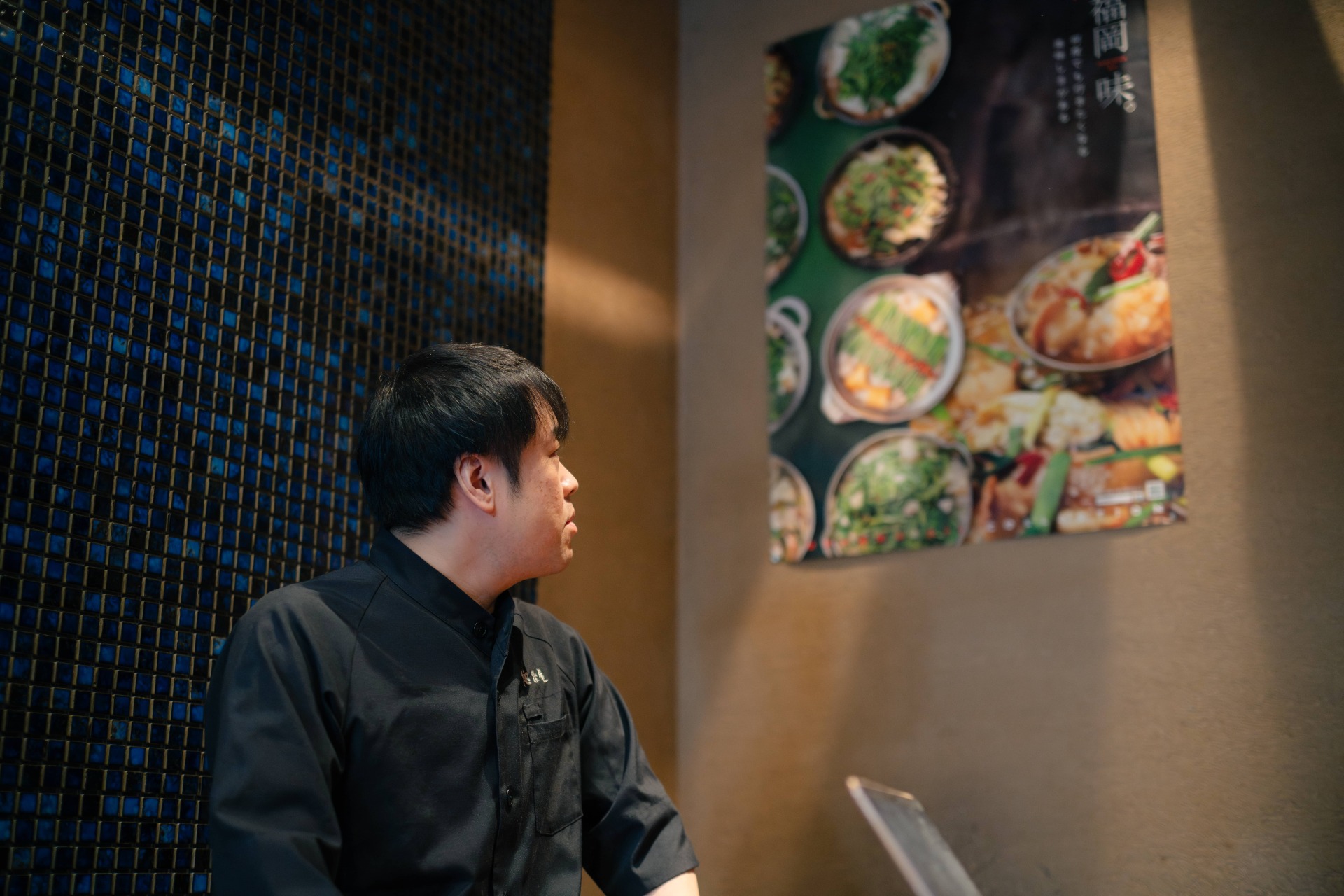 越後屋店主が取材を受けている様子