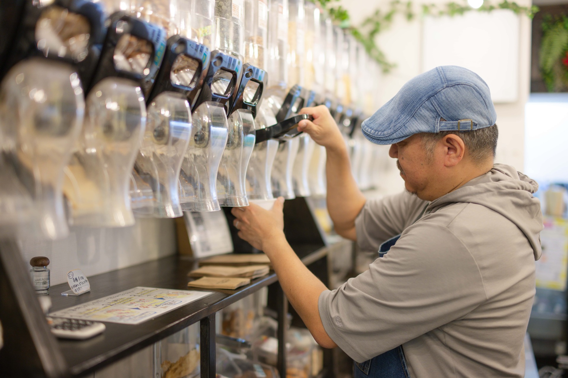 HAKACCIAO!!(ハカッチャオ)店内で店主がレバーを引いて、商品を取り出している写真