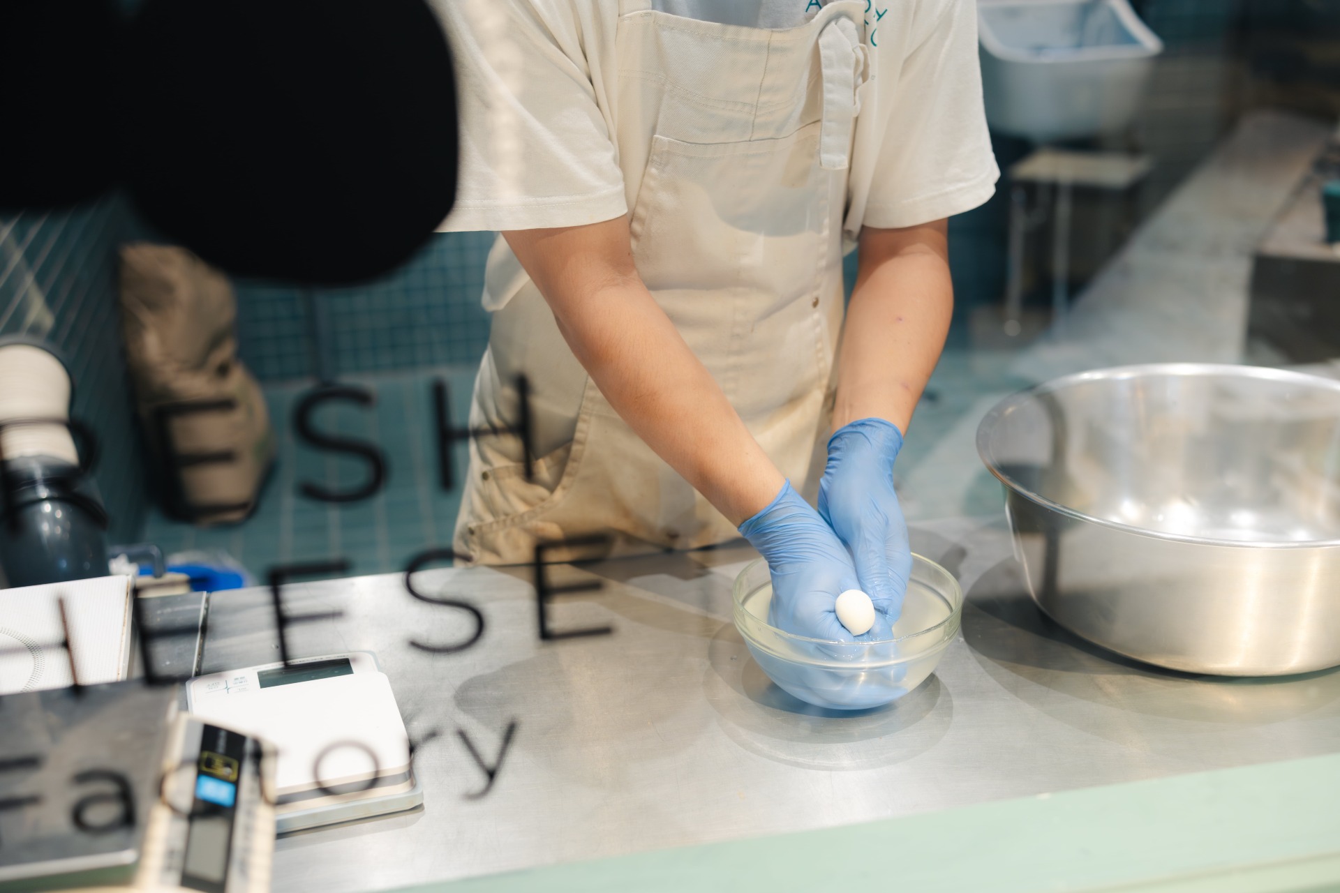 モッツァレラチーズを作っている様子