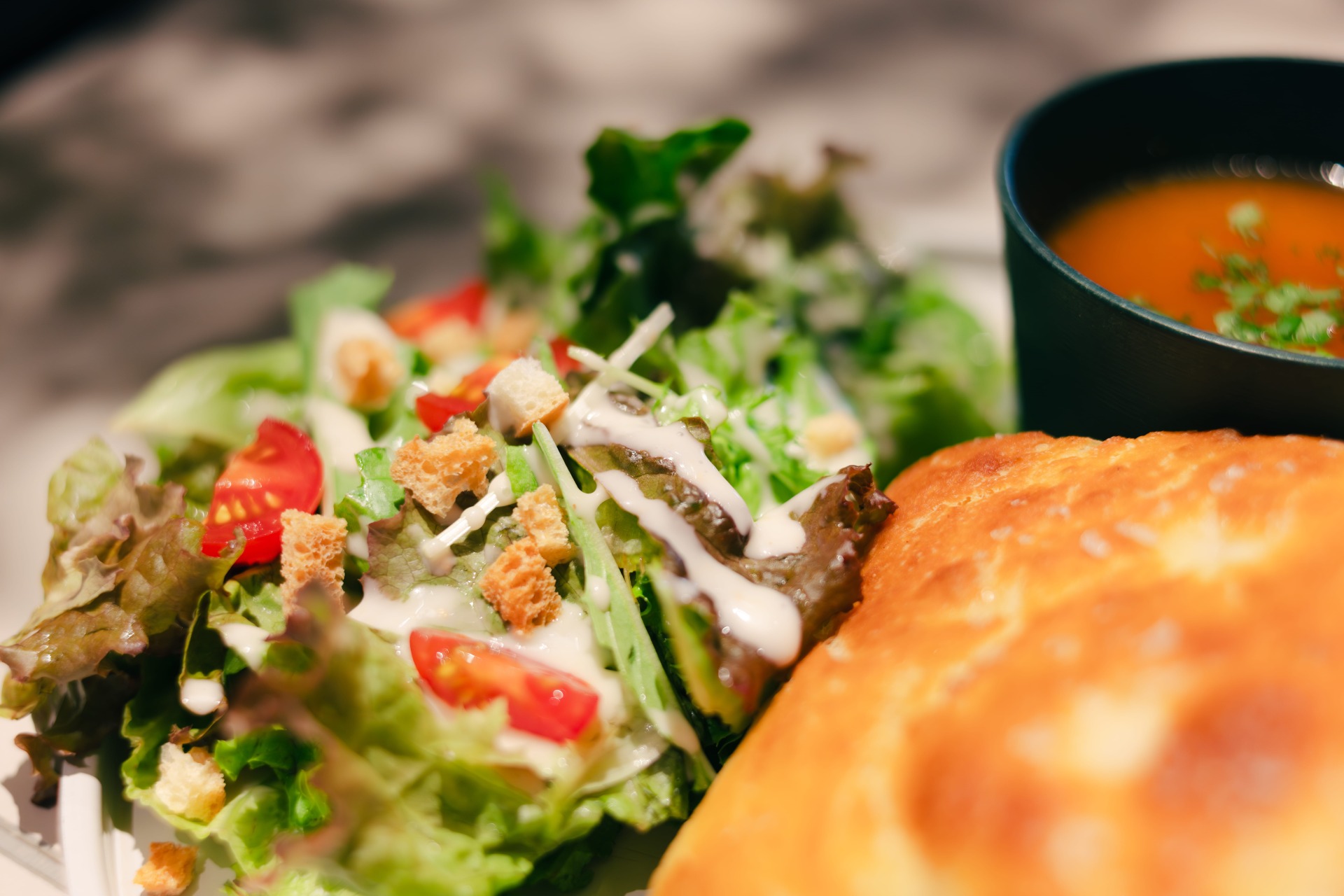 モッツァレラチーズから作られたドレッシングがかかったサラダ